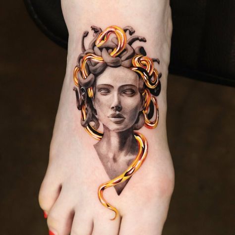 Tato Flash, Medusa Tattoo Design, Tattoo Gold, Foot Tattoos For Women, Gold Tattoo, Geniale Tattoos, Medusa Tattoo, Unique Tattoo Designs, Dainty Tattoos