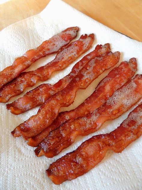 How To Bake Perfectly Crisp Bacon every time with no grease splatters & easy clean up Perfect Bacon, Bacon In The Oven, Baked Bacon, Smoked Bacon, Bacon Recipes, Breakfast Dishes, Pork Recipes, Brunch Recipes, Food Hacks