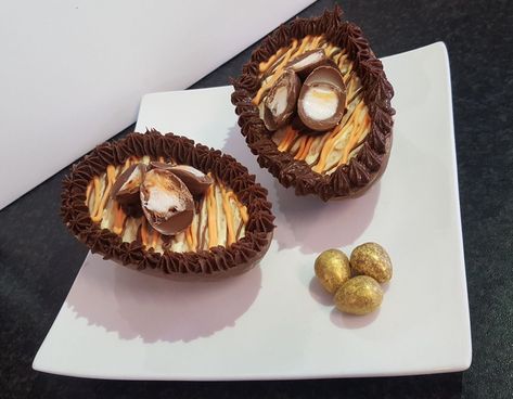 Creme Egg And Ferrero Rocher Stuffed Easter Eggs Are RealDelish Cheesecake Eggs, Ferrero Rocher Cheesecake, Easter Cheesecake, Cheese Cake Filling, Cake Easter, Cake Filling, Egg Roll Recipes, Best Cheesecake, How To Make Cheesecake