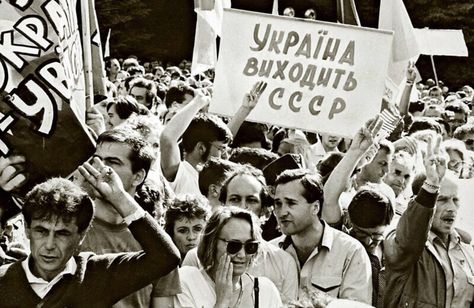 Protesters gather at the Zhovtneva Revolution Square (now Independence Square) to support Ukraine's independence in Kyiv on Aug.24, 1991. The sign says "Ukraine leaves the USSR." Russian Culture, Historical Moments, Reality Of Life, What To Read, Book Show, Cuba, Independence Day, Book Worth Reading, Worth Reading