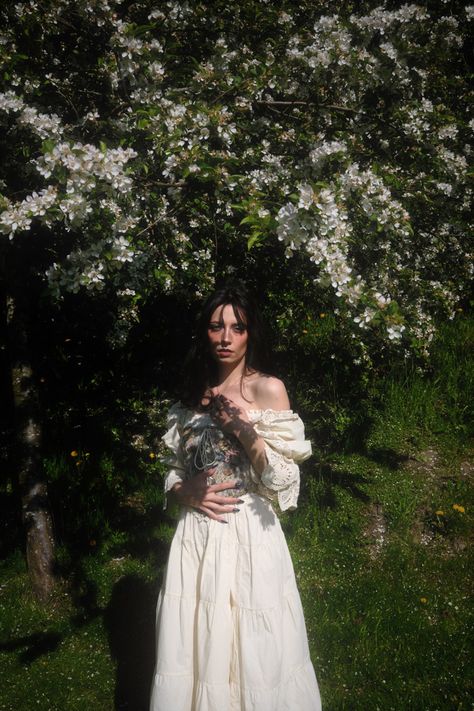 Cottage core aesthetic, dark alice in wonderland garden photoshoot, greenhouse, corset dress, spring 2023 outfit Aesthetic Spring Photoshoot, Woman In Garden Aesthetic, Nature Debut Photoshoot, White Dress Nature Aesthetic, Outfits For Nature Photoshoot, Cottage Core Corset Outfit, Corset Dress Photoshoot, White Dress Garden Photoshoot, Aesthetic Dress Photoshoot