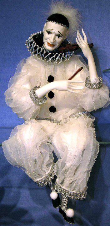 Cordelia fabric Pierrot Doll, Pierrot Costume, Hats Ideas, Jester Costume, Porcelain Dolls Value, Pierrot Clown, Clown Shoes, Creepy Doll, Send In The Clowns