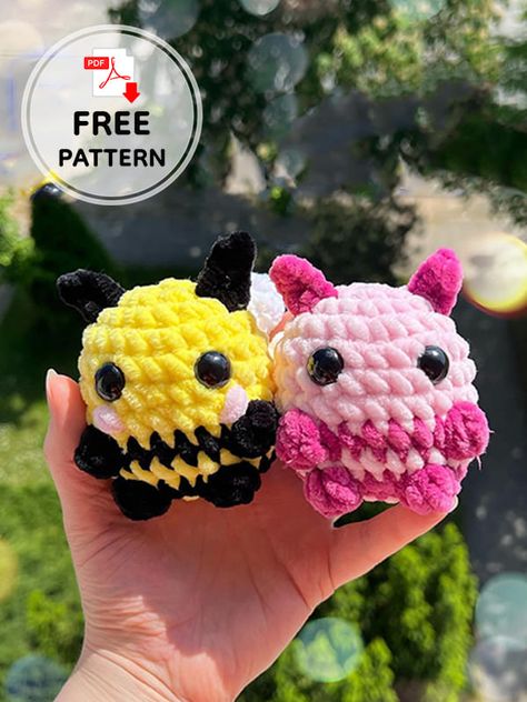 Plushie Crochet Bumble Bee Keychain Free Pattern Bee Themed Crochet, Chunky Bee Crochet Pattern, Mini Bumble Bee Crochet Pattern Free, Crochet Amigurumi Bee, Bumble Bee Amigurumi Free Pattern, Crochet Keychains Pattern, Crochet Love Bug Free Pattern, Crochet Small Plushies Free Pattern, Free Mini Amigurumi Patterns