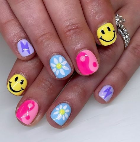 Kids Spring Nail Ideas, Kid Spring Nails, Girls Gel Nail Designs Kids, Fun Art Nails, Nail Art How To Videos, Nail For Kids Cute, One Design Nail Ideas, Little Kid Nails Designs, Cute Kid Nails Ideas