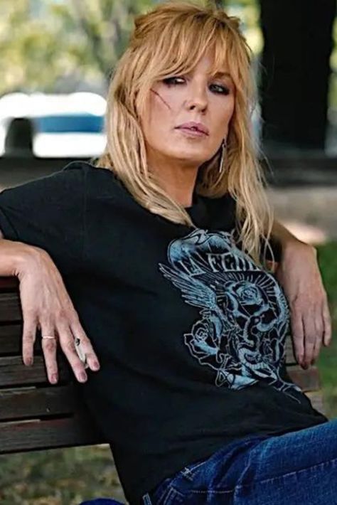 You can buy the Beth Dutton vintage t-shirt on Amazon for an easy Beth Dutton DIY costume. Pair with black jeans. Click link to view on Amazon. Beth Dutton Costume Ideas, Beth Dutton Outfits, Dutton Outfits, Kelly Riley, Beth Dutton Style, Yellowstone Outfits, Kelly Reilly, Beth Dutton, Sophisticated Outfits