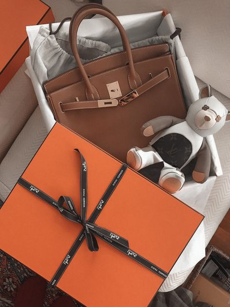 Hermes Gift Boxes, Starbucks Photography, Gucci Art, 007 Casino Royale, Handbags Uk, Balenciaga Handbags, Hermes Kelly Bag, Bag Obsession, Tax Refund