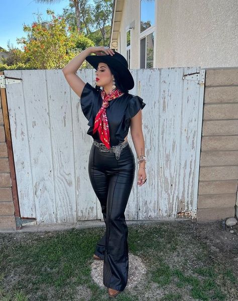 Leather Flare Pants Outfits, Outfit Vaquero, Vaquera Outfits, Western Boots Outfit, Cowgirl Style Outfits, Cowgirl Rodeo, Western Wear Outfits, Rodeo Outfits, Concert Outfits