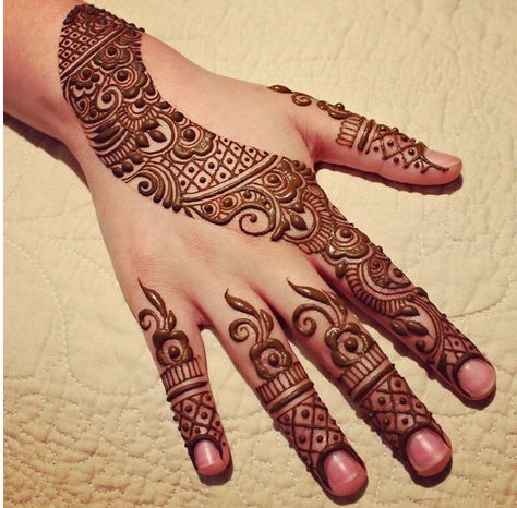 hennabydivya Henna Motive, Mehndi Designs Finger, Pakistani Mehndi Designs, Henne Tattoo, Latest Arabic Mehndi Designs, Simple Arabic Mehndi Designs, Tato Henna, Bridal Mehendi Designs Hands, Tattoo Henna