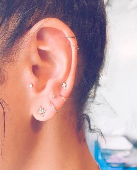 Ear Cartilage Piercing: Your Piercing Questions Answered By Beyoncé's Personal Ear Piercer Henna Tattoos, Ear Piercing Combinations, Constellation Piercings, Tattoo Trend, Cute Ear Piercings, Diamond Cluster Earrings, Piercings Unique, Peinados Recogidos, Types Of Piercings