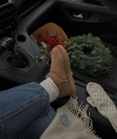 Christmas Dreaming, Winter Inspo, Cosy Christmas, Ugg Classic Mini, Christmas Feeling, Christmas Inspo, Winter Girls, Merry Little Christmas, Christmas Mood