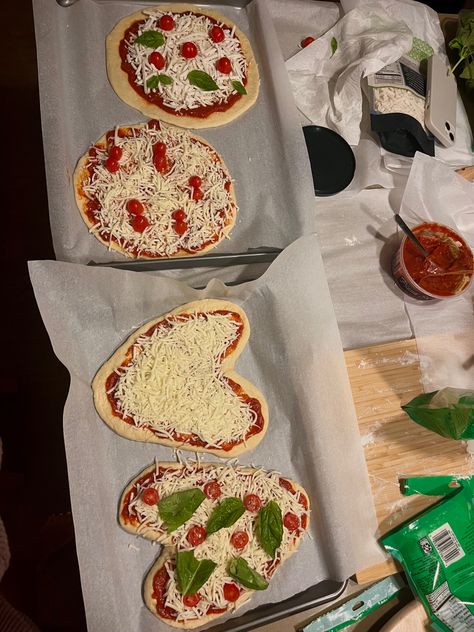 Pizza Night Aesthetic, Shaped Pizza, Pizza Aesthetic, Homemade Pizzas, Friends Weekend, Heart Shaped Pizza, Things To Do With Friends, Weekend Mode, Making Pizza