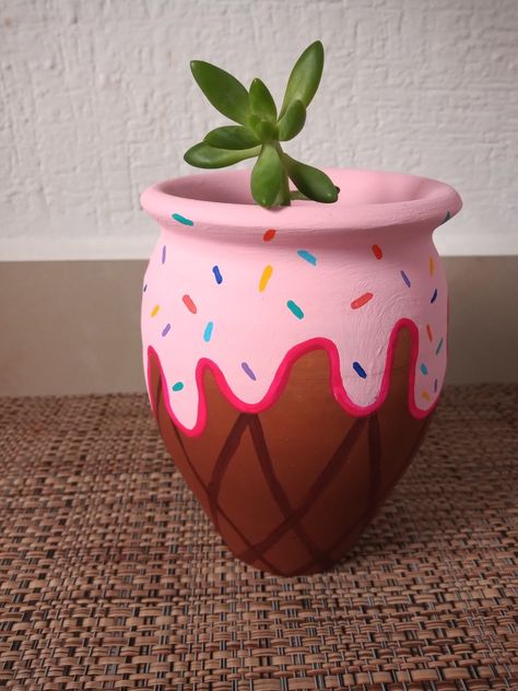 Cántaro de barro diseñado con pinturas acrílicas Cantaritos Painted, Cantaritos Decoration, Clay Pot Painting Ideas, Diy Cement Planters, Crafts With Glass Jars, Metal Pail, Plant Pot Design, Garden Rock Art, Plant Pot Diy