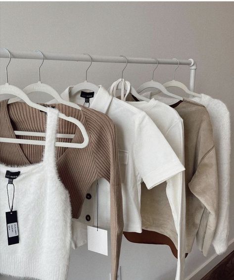 Fashion Merchandising Aesthetic, White Widgets, Earthly Tones, Selling Clothes Online, Foto Top, Wardrobe Room, Fashion Merchandising, Aesthetic Fits, Contemporary Clothing