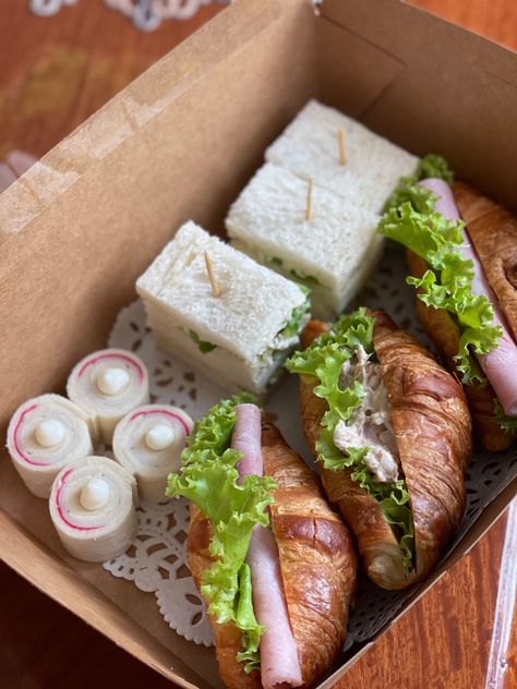 Essen, Food In Box Aesthetic, Box Lunch Ideas Catering Food, Lunch Catering Ideas, Romantic Picnic Food, Charcuterie Picnic, Food Set Up, Diy Breakfast, Lunch Catering