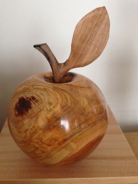 Diy Projects Wood, Wood Working Ideas, Wooden Apple, Woodturning Art, Cherry Apple, Wood Apples, Lathe Projects, Diy Holz, Wood Carving Patterns