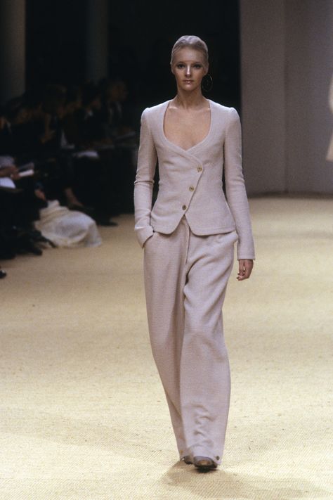 Chanel Suit, Chanel Runway, 90s Runway Fashion, Runway Fashion Couture, Vintage Runway, Woman Outfit, Model Streetstyle, Chanel Haute Couture, Chanel Spring