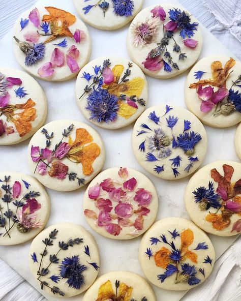 Cookies With Flowers On Them, Pressed Flower Cookies, Floral Treats, Eritrean Wedding, Cottagecore Party, Cookies Flowers, Floral Cookies, Flower Desserts, Edible Flowers Recipes