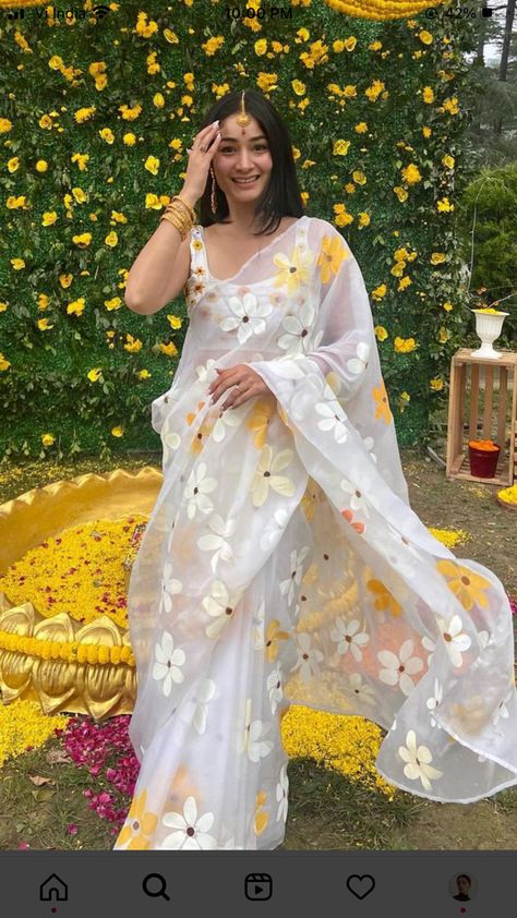 Haldi Dress, Saree Painting Designs, Sarees For Girls, Saree Painting, Trendy Outfits Indian, Sari Design, Hand Painted Dress, Latest Model Blouse Designs, Fancy Sarees Party Wear