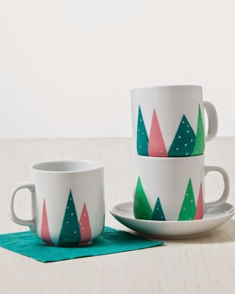 DIY, un mug personnalisé facile à réaliser! Le mug appel de la forêt ... Tutoriel Mug Noel, Bathroom Organizing, Diy Stamps, Button Ideas, Ideas Navidad, Martha Stewart Crafts, Diy Mugs, Diy Chalkboard, Christmas Tree Painting