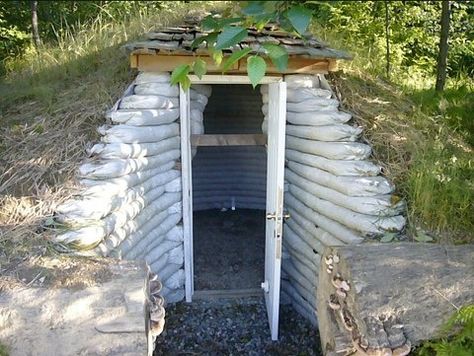 Earthbag root cellar. This probably cost less than $300 and took a day to build. #home #decor Case Sotterranee, Earthbag House, Root Cellars, Cellar Ideas, Farm Building, Casa Hobbit, Food Supplies, Root Cellar, Storm Shelter