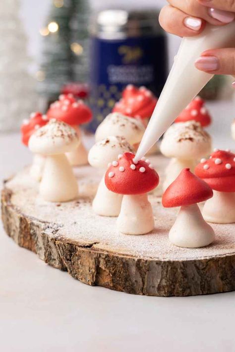 Festive Meringue Mushrooms - Jessie Bakes Cakes Christmas Meringue, Lemon Curd Tartlets, Mushroom Cupcakes, Meringue Mushrooms, Easy Meringues, Mushroom Cake, Coffee And Walnut Cake, Eton Mess, Christmas Hot Chocolate