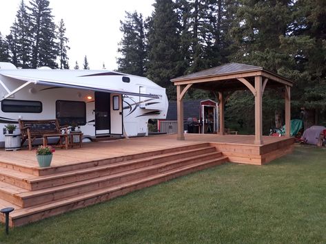 Rv With Deck, Fifth Wheel Covered Deck, Camper Covered Deck Ideas, Campers With Porches, Campsite Deck Ideas, Seasonal Campsite Ideas Decks, Rv Lot Landscaping Ideas Patio, Camper With Deck, Decks For Campers