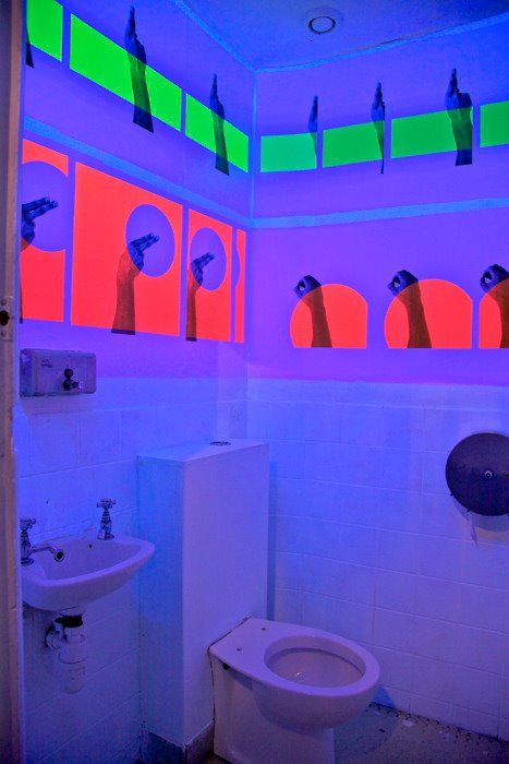 Blacklight Bathroom Blacklight Bathroom, Black Light Bathroom, Rave Room, Neon Bathroom, Glow Stick Crafts, Club Bathroom, Fluorescent Painting, Neon Lights Party, Interior 2024