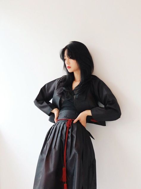 Hanfu Street Style, Bleach Oc, Asia Fashion, Inspiration Dress, Chinese Fashion Street, Korean Traditional Dress, Modern Hanbok, Asian Outfits, Japanese Outfits