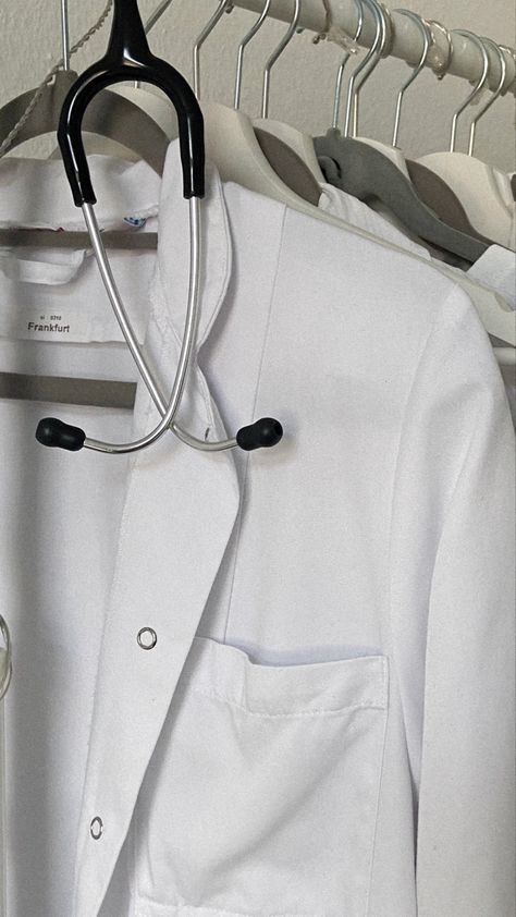 White Coat Aesthetic Doctor, Sports Doctor Aesthetic, Doctor Asthetic Picture, Medtech Aesthetic, Stethoscope Aesthetic, White Coat Ceremony, Medical School Life, Aesthetic Doctor, Medical Student Motivation