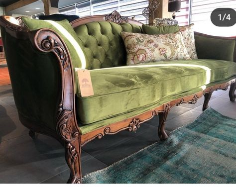 Green Traditional Sofa, Victorian Couch Living Room, Trendy Sofa, Living Room Designs India, Mirrored Furniture Decor, Traditional Design Living Room, Victorian Sofa, Luxury Furniture Sofa, Art Deco Living Room