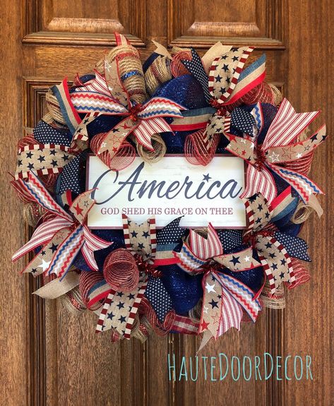 American Decorations, Patriotic Mesh Wreath, Couronne Diy, American Wreath, Summer Deco Mesh Wreaths, Summer Mesh Wreaths, Deco Mesh Wreaths Diy, Mesh Wreath Tutorial, Americana Wreath