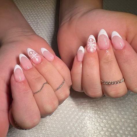 December Nail Ideas Snowflakes, French Tip White Christmas Nails, White Almond Nails Christmas, Christmas French Tip Snowflake Nails, Almond Nail Inspo Christmas, Oval Snowflake Nails, Christmas Almond French Tip Nails, French Nails Xmas, Snowflake Nails With French Tip