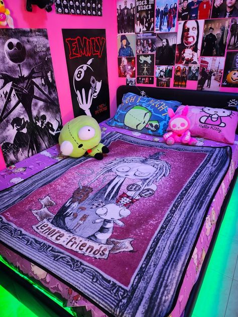 2000s Bedroom Ideas, Scene Kid Room Ideas, Scene Room Aesthetic, Emo Bedroom 2000s, Emo Room 2000s, 2000s Emo Room, Scene Room Emo, Scenecore Room, Scene Room Decor