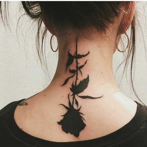 Tattoo and placement. Family flowers down on back pointing upward. Same style as rose but without black filled in. Back Neck Tattoo, Tattoo Bicep, Tattoo For Woman, Noir Tattoo, Tatuaje Cover Up, Gotik Tattoo, Henne Tattoo, Girl Neck Tattoos, Neck Tattoos Women