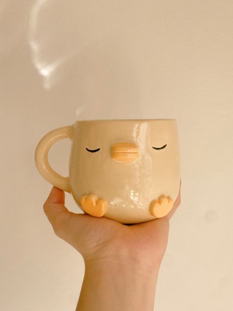 Ceramica hecha a mano | taza de ceramica de animalito mascota pollito Ceramic Mug Decoration, Aesthetic Clay Mugs, Cute Ceramic Pots, Ceramics Cute Ideas, Cup Pottery Ideas, Clay Mug Ideas Aesthetic, Ceramics Mugs Ideas, Ceramic Ideas Cute, Ceramic Mug Diy