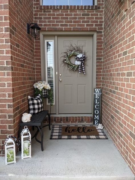 Front Porch Ideas Brown Door, Narrow Front Door Decor Outdoor, Front Door Area Decor Outside, Small Front Door Decor Ideas, Small Apartment Front Porch Ideas, Small Front Door Ideas Entrance, Year Round Front Porch Decor, Front Door Area Decor, Narrow Front Door Decor