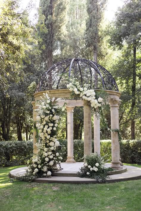 An All White Wedding at Villa Valentini Bonaparte in Tuscany Greece Inspired Wedding, Wedding Ceremony Gazebo, Wedding Fountain, Alter Wedding, Wedding Superstitions, Wedding Decor Centerpieces, Italian Villa Wedding, Wedding Venues In Italy, Catering Decor