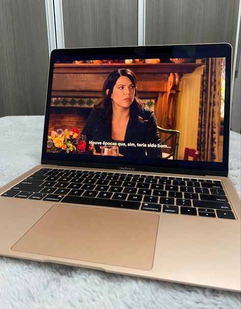 Gilmore girls, lorelei gilmore, netflix, macbook, laptop, rory gilmore Gilmore Girls, Paradise, Macbook, Lorelei Gilmore, Macbook Laptop, Book Character, Rory Gilmore, Book Characters, Laptop