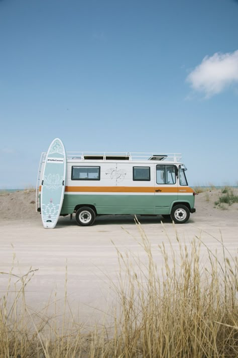 Van Color Ideas, Vintage Camper Van, Retro Camper Van, Surfer Van, Vw California Beach, Vans Painted, Mercedes Camper, Custom Camper Vans, Mercedes Van