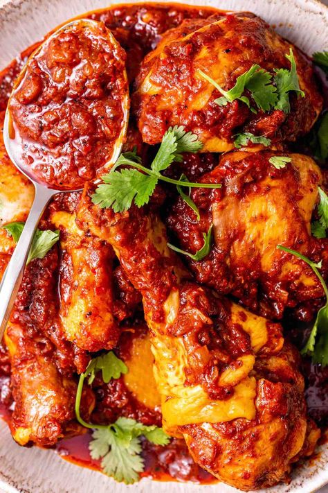 chicken vindaloo. Ramadan Recipes, Vindaloo Recipe, Chicken Vindaloo, Wheat Belly, Curry Recipes Indian, Vindaloo, Persian Food, Oven Recipes, Chicken Curry