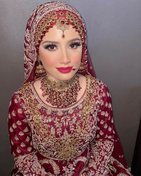 Desi Hijabi Wedding, Hijabi Pakistani Bride, Desi Hijabi Bride, Hijabi Desi Bride, Hijabi Bride Pakistani, Hijab Bride Pakistani, Shaadi Makeup, Bride With Hijab, Hijabi Bride