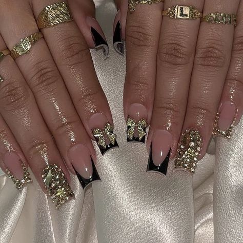 ig: setsbycarolaa Nails Acrylic For December, Gold Bling Nails Short, Gold Nails With Rhinestones Short, Gold Short French Nails, Short Classy Set Nails, Black French Tip Nails With Bling, Rhinestone Covered Nails, Short Square Bling Nails, Short Birthday Nails Black