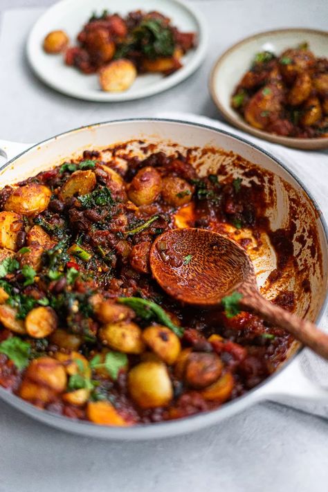 crispy potato, kale & black bean winter stew Simple Side Salad, Winter Stew, Potatoes And Kale, Black Bean Stew, Vegetarian Stew, Winter Stews, Black Bean Recipes, New Potatoes, Stewed Potatoes