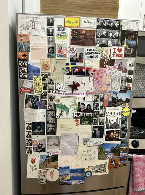 Non Magnetic Fridge Ideas, Fridge Letter Magnets Aesthetic, Fridge Door Decoration Ideas, Photos On Fridge, Fridge Door Decor, Photo Collage Living Room, Fridge Collage, Decorated Fridge, Fridge Magnets Aesthetic