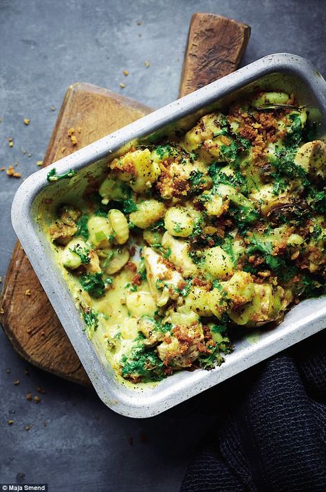 Gnocchi is becoming my new favourite carb source. I can’t work out if it’s a potato or a pasta, but I don’t care because it tastes so good. Leek Gnocchi, Healthy Recipes Chicken, Joe Wicks Recipes, Gnocchi Bake, Baked Gnocchi, Chicken Gnocchi, Joe Wicks, Body Coach, Gnocchi Recipes