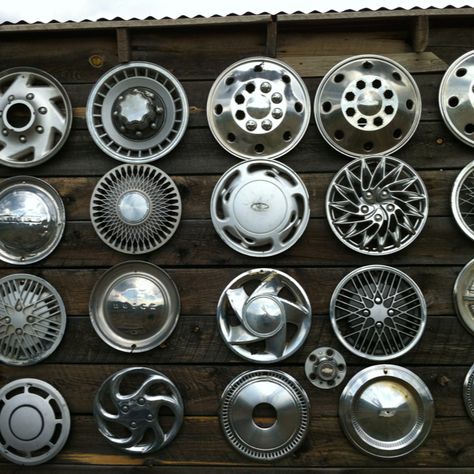 Barn Art. Years of road trips collecting hub caps are nailed to the barn for display. Rusty Junk, Crafts Recycled, Trash Into Treasure, Cap Display, Cap Art, Barn Art, Object Art, Found Object Art, Boys Bedroom Decor