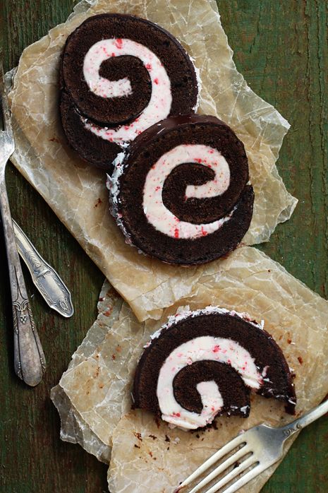 They say that Christmas feast is incomplete without peppermint flavor and we couldn’t agree more. Peppermint flavor is refreshing, soothing, goes extremely well with chocolate, elevates the mood and kicks in the holiday spirit. This humble, yet strong flavor reinvents almost every dessert and they... Chocolate Peppermint Roll, Peppermint Roll, Peppermint Chocolate, Chocolate Roll, Roll Cake, Christmas Cooking, Chocolate Peppermint, Cake Roll, Eat Dessert