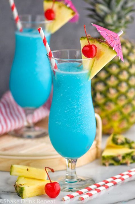 Blue Hawaiian Drink, Curacao Drink, Blue Curacao Drinks, Shake Drink, Blue Hawaiian Punch, Hawaiian Drinks, Hawaiian Cocktails, Easy Foods, Drink Garnishing