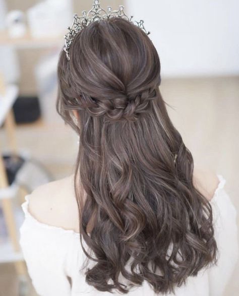 Aesthetic Bride Hairstyle, Pretty Hairstyles For Graduation, Hairstyles For Debutant, Sweet 17 Hairstyles, Hair Styles For Grad, Hair Graduation Ideas Hairstyles, Korean Graduation Hairstyle, Hairstyle Graduation For Long Hair, Korean Prom Hairstyle