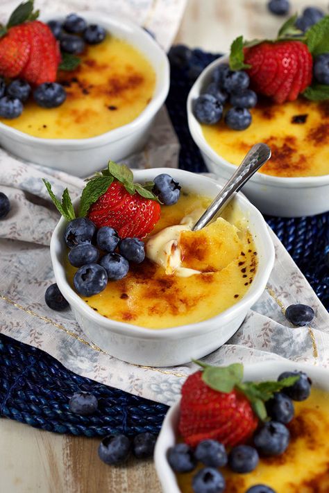 Creme Brulee Presentation, Creme Brulee Presentation Ideas, Creme Brulee Aesthetic, Best Creme Brulee Recipe, Creme Brulee Recipe Easy, Jordan Cake, Waffle Sandwiches, Creme Brulee Cheesecake, Cream Brulee